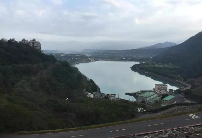 تختخواب و صبحانه Johnnie S Inn