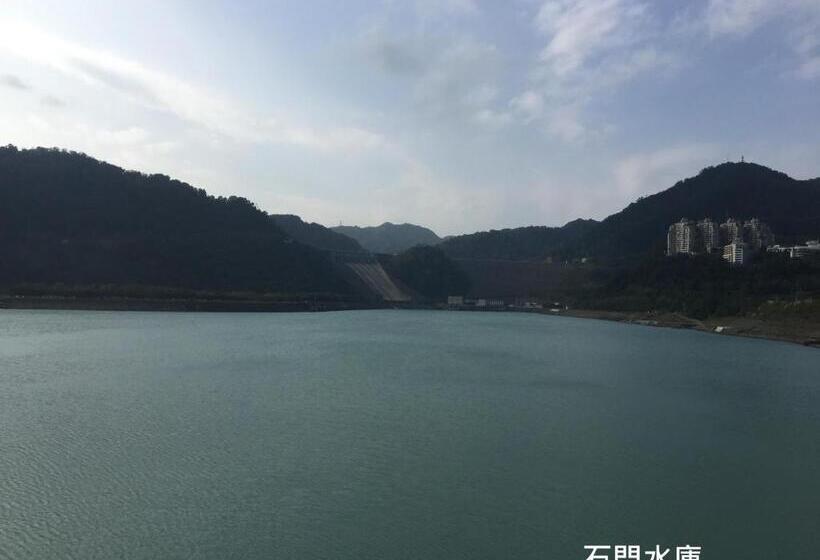 تختخواب و صبحانه Johnnie S Inn