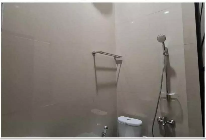 ペンション Reddoorz Near Moro Mall Purwokerto 2