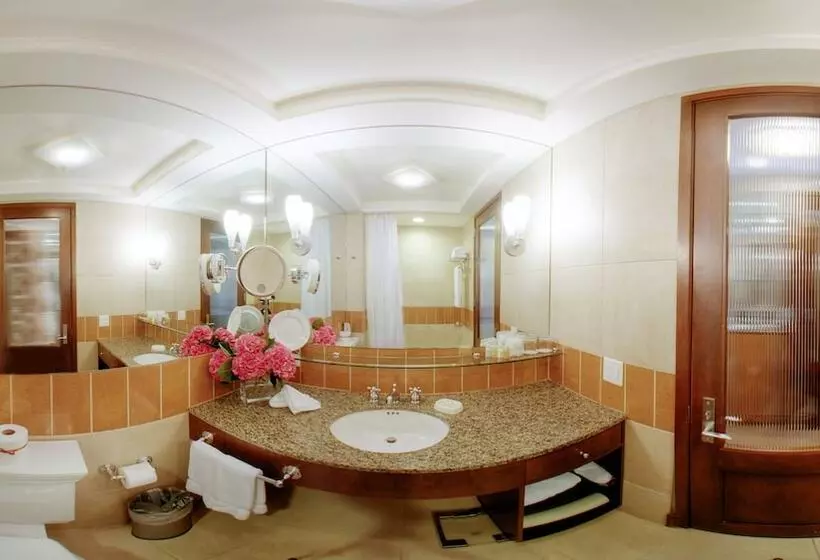 Giraffe By Library Hotel Collection