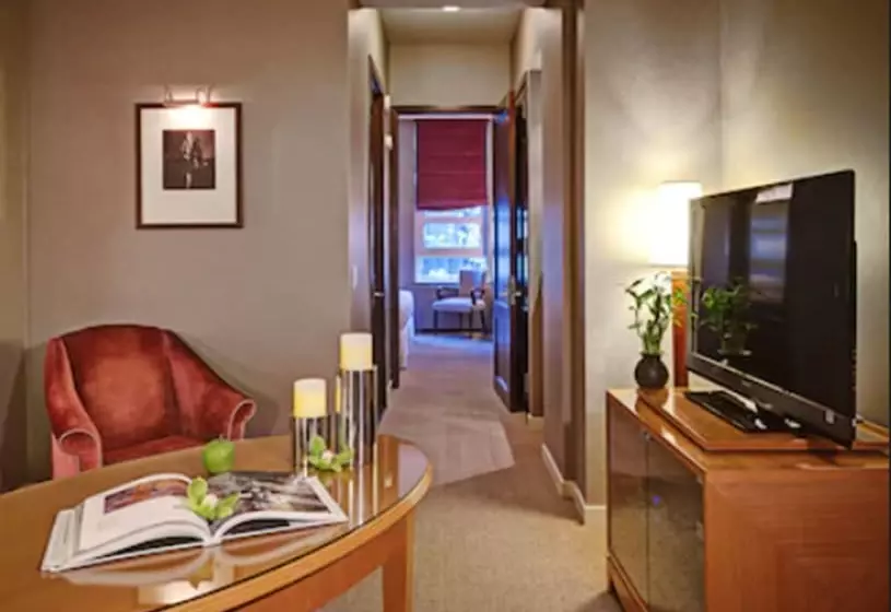 Giraffe By Library Hotel Collection