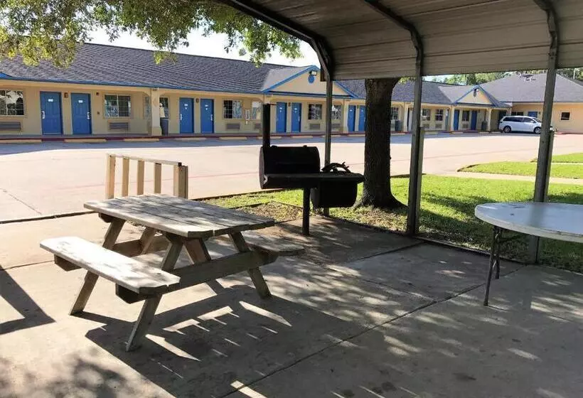 Отель Luxury Inn Liberty