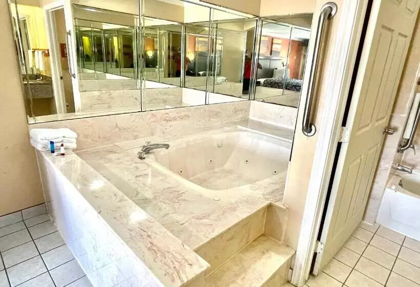 Отель Luxury Inn Liberty