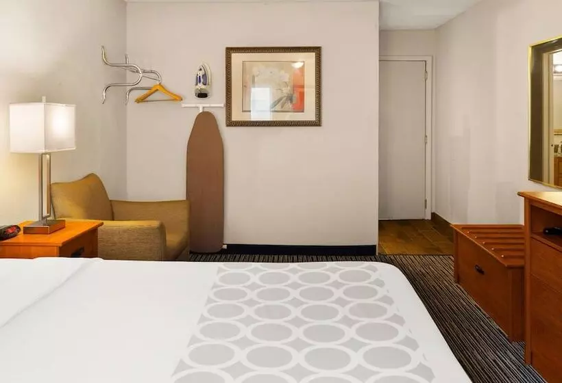 Magnuson Hotel Detroit Metro Airport