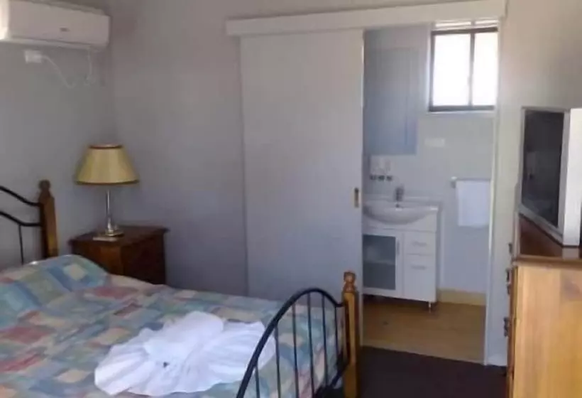 Coal N Cattle Hotel Motel