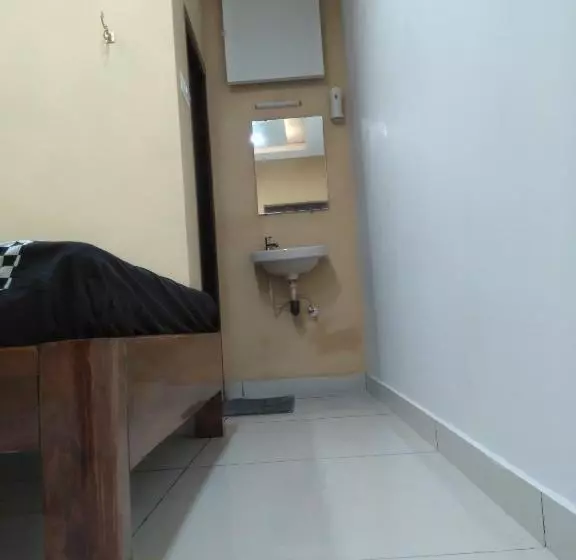 Hotelli Pgr Thirunallar