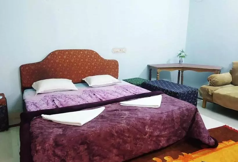 هتل Spot On White House Beach Resort