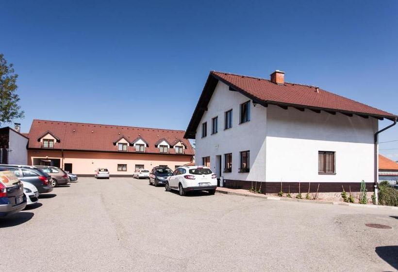 Szálloda U Crlíků