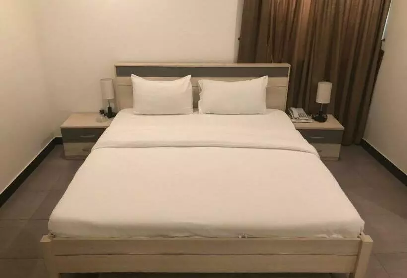 ホテル Golden Suites