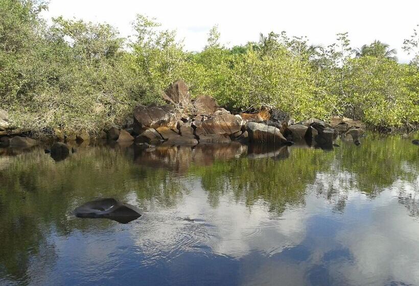 ホテル The Akwidaa Inn