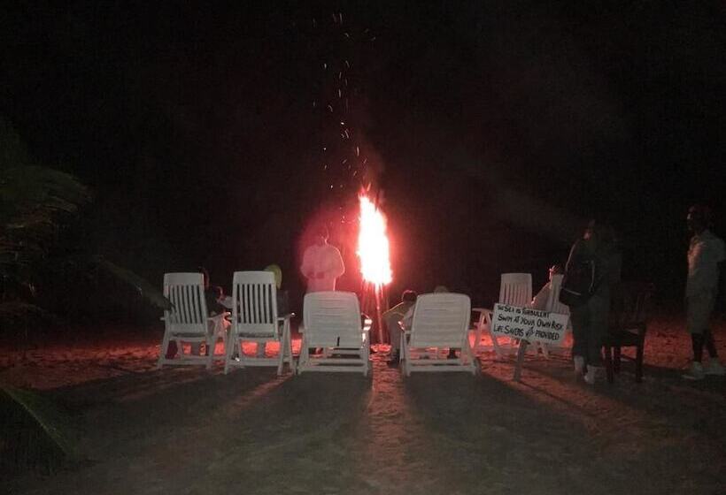 ホテル The Akwidaa Inn