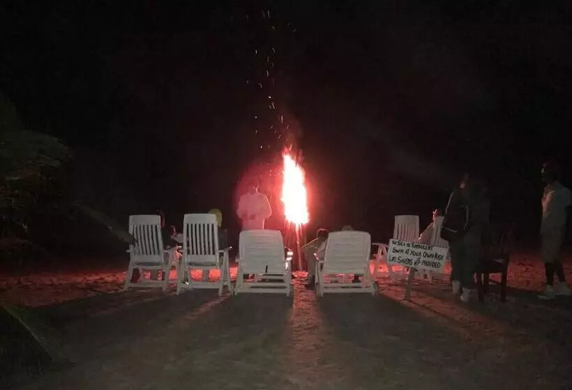 ホテル The Akwidaa Inn