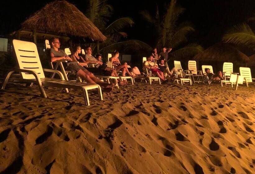 ホテル The Akwidaa Inn