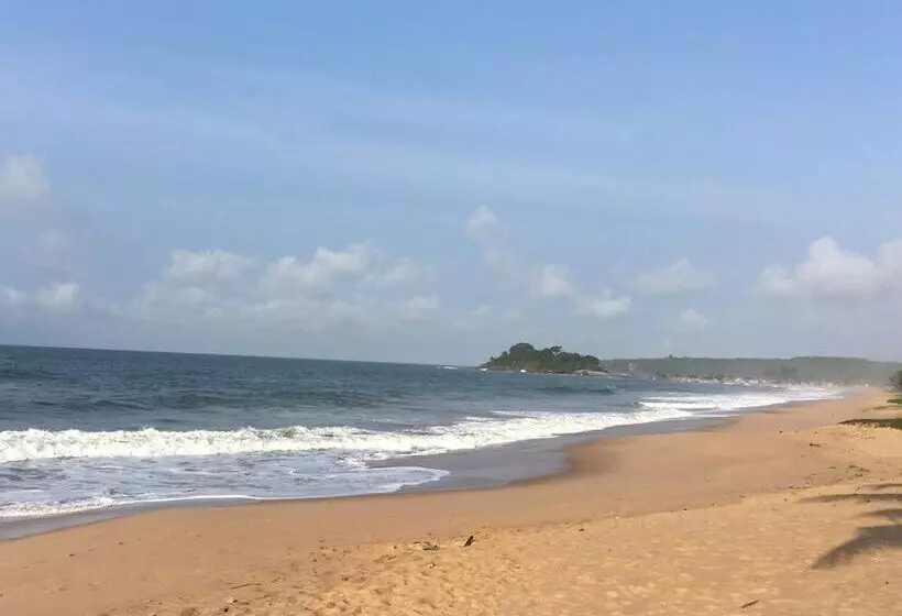 ホテル The Akwidaa Inn