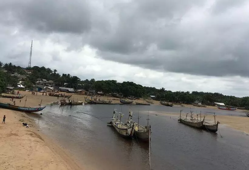 ホテル The Akwidaa Inn