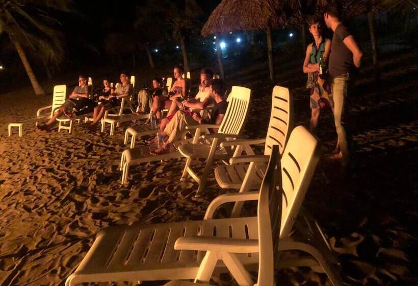 ホテル The Akwidaa Inn