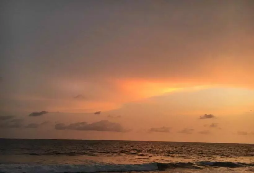 ホテル The Akwidaa Inn