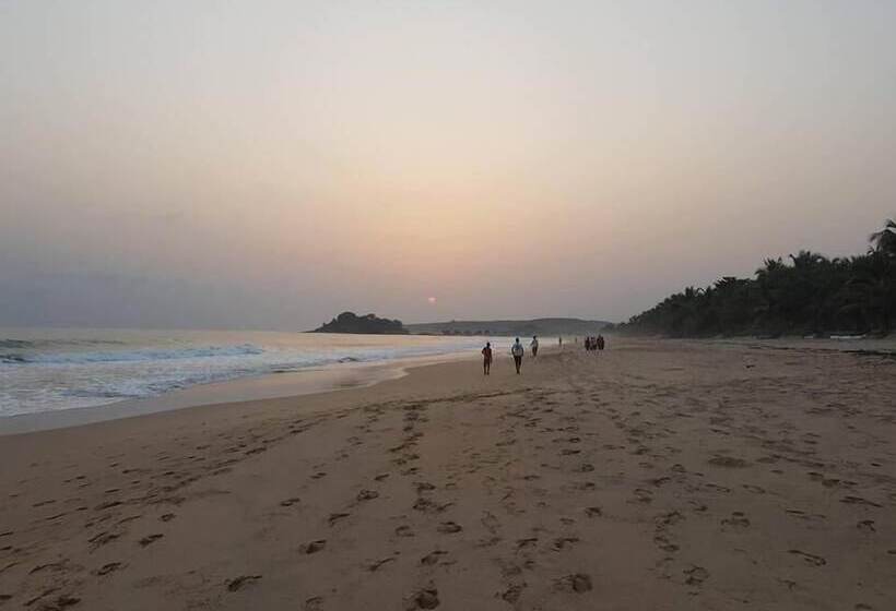 ホテル The Akwidaa Inn