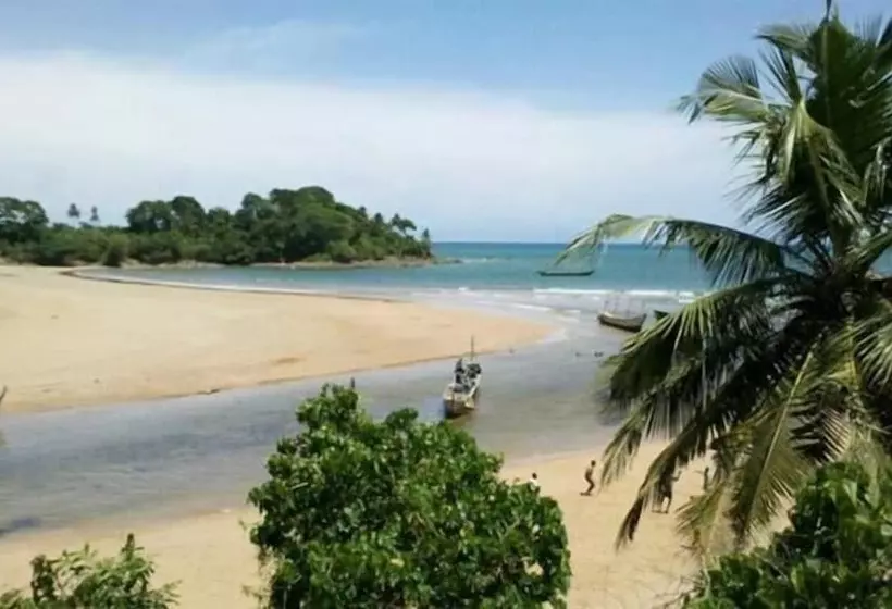 ホテル The Akwidaa Inn