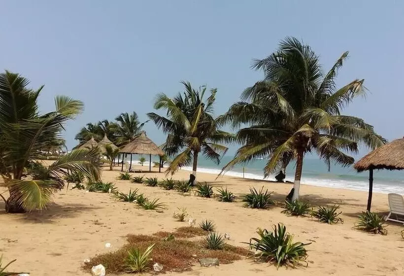 ホテル The Akwidaa Inn