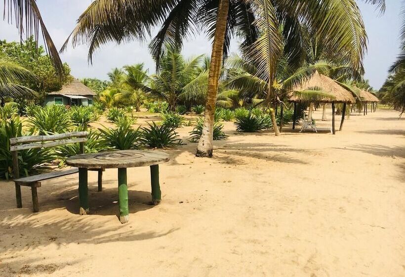 ホテル The Akwidaa Inn