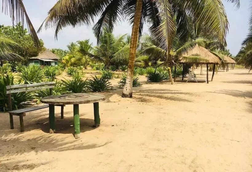 ホテル The Akwidaa Inn