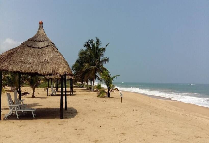 ホテル The Akwidaa Inn