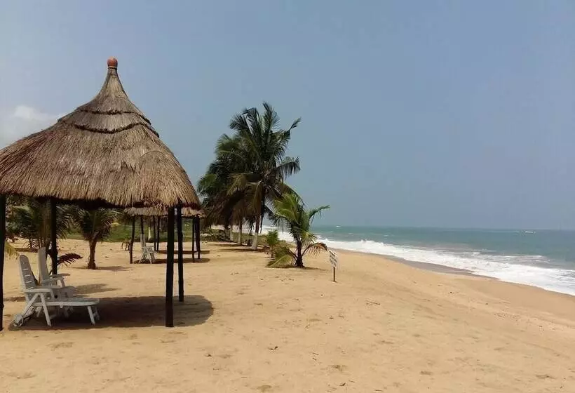 ホテル The Akwidaa Inn