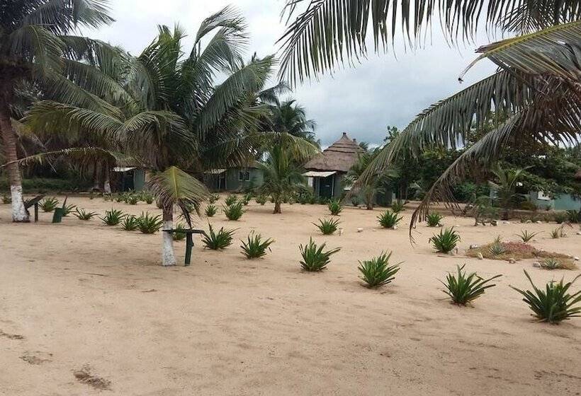 ホテル The Akwidaa Inn