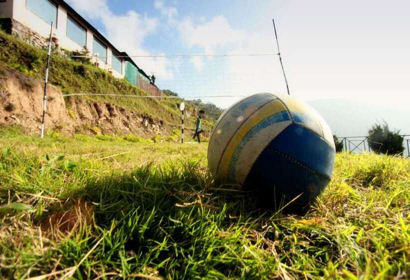 Отель Whispering Pines Himalayan Retreat