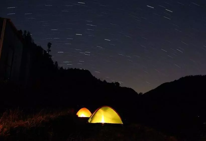 ホテル Whispering Pines Himalayan Retreat