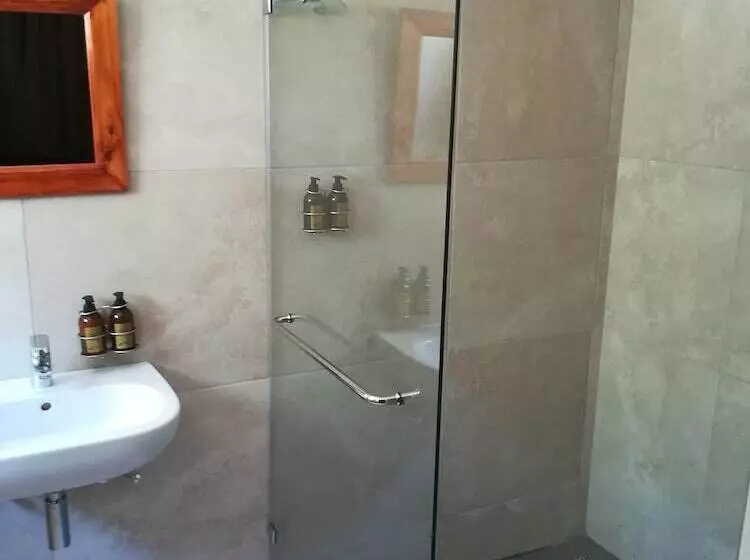 Majatalo Travalia Guest Farm