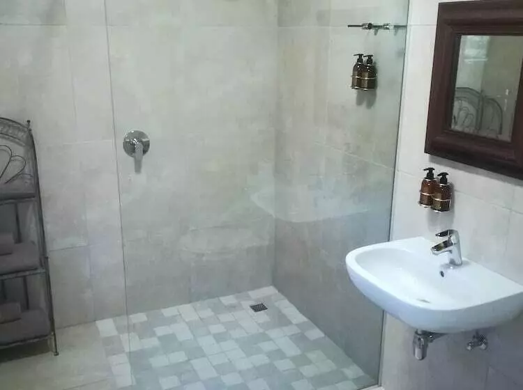 Majatalo Travalia Guest Farm