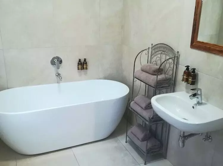 Majatalo Travalia Guest Farm