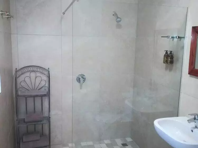 Majatalo Travalia Guest Farm