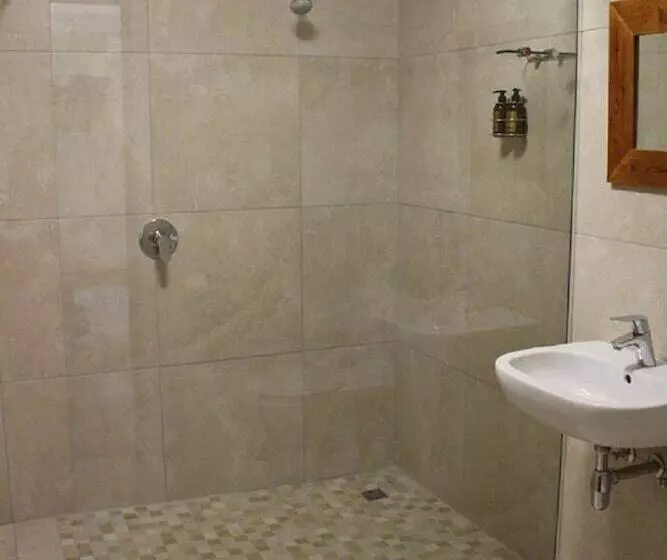 Majatalo Travalia Guest Farm