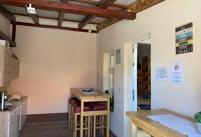 Majatalo Május 1 Vendégház  Sé