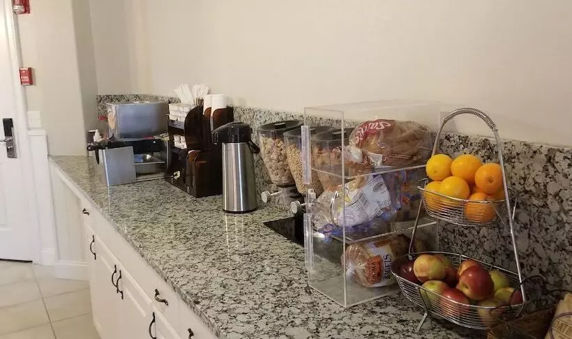 هتل Cedar Park Inn