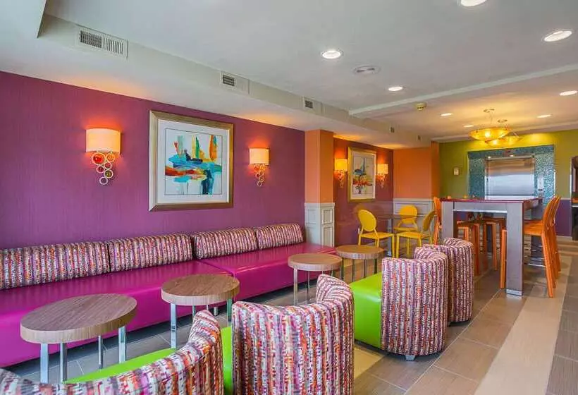 ホテル Clarion Inn & Suites