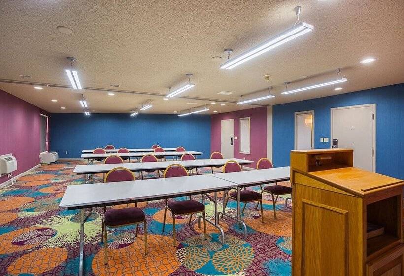 فندق Clarion Inn & Suites