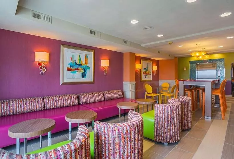 ホテル Clarion Inn & Suites