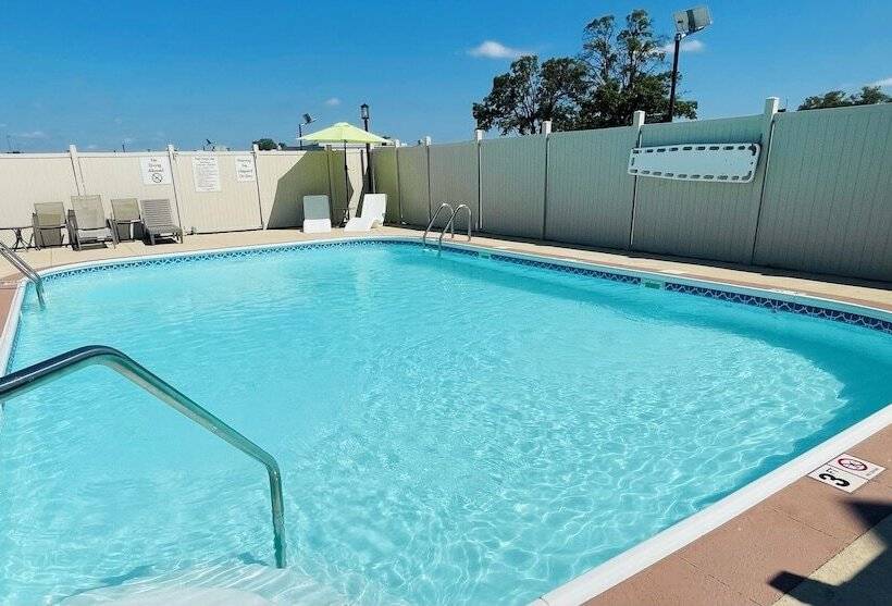 فندق Clarion Inn & Suites