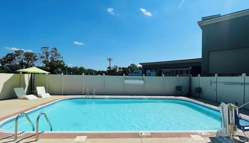 ホテル Clarion Inn & Suites