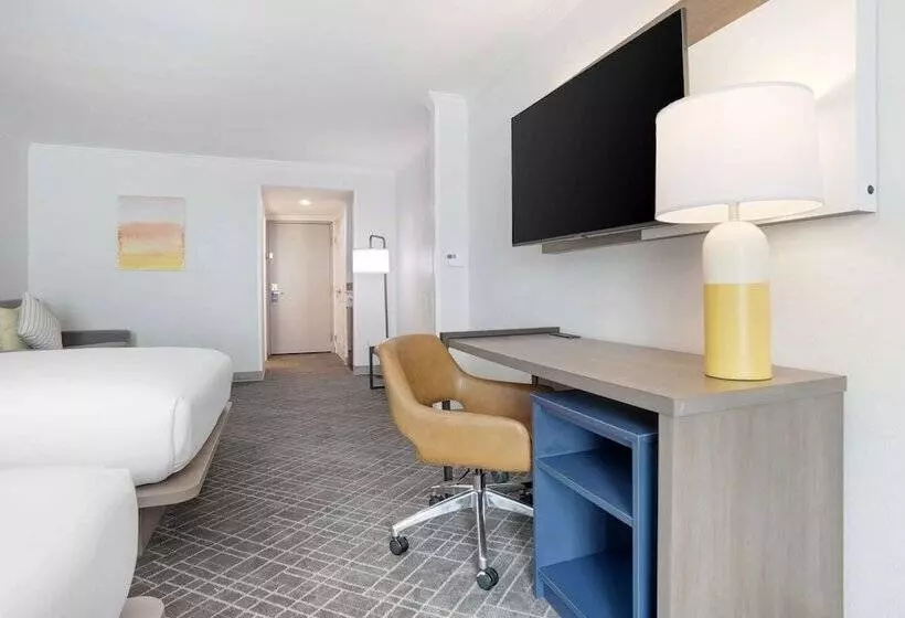 هتل Comfort Inn & Suites New Orleans Airport North