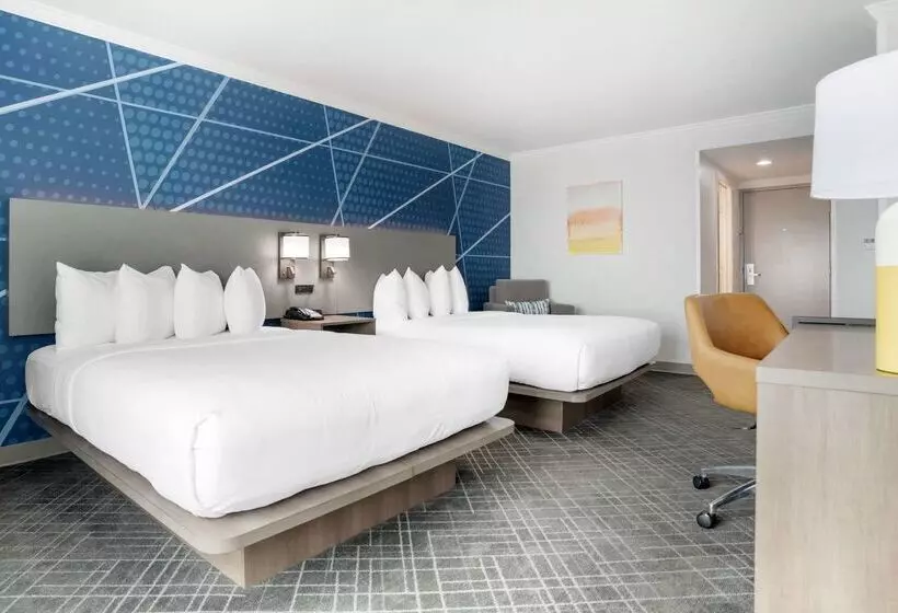 هتل Comfort Inn & Suites New Orleans Airport North