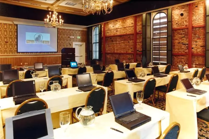 Отель Napa River Inn