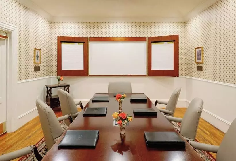 Отель Napa River Inn