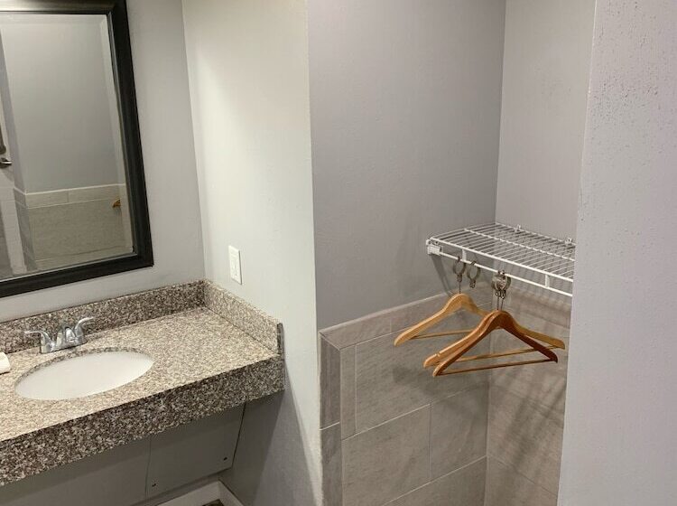 فندق Alpine Inn & Suites Rockford