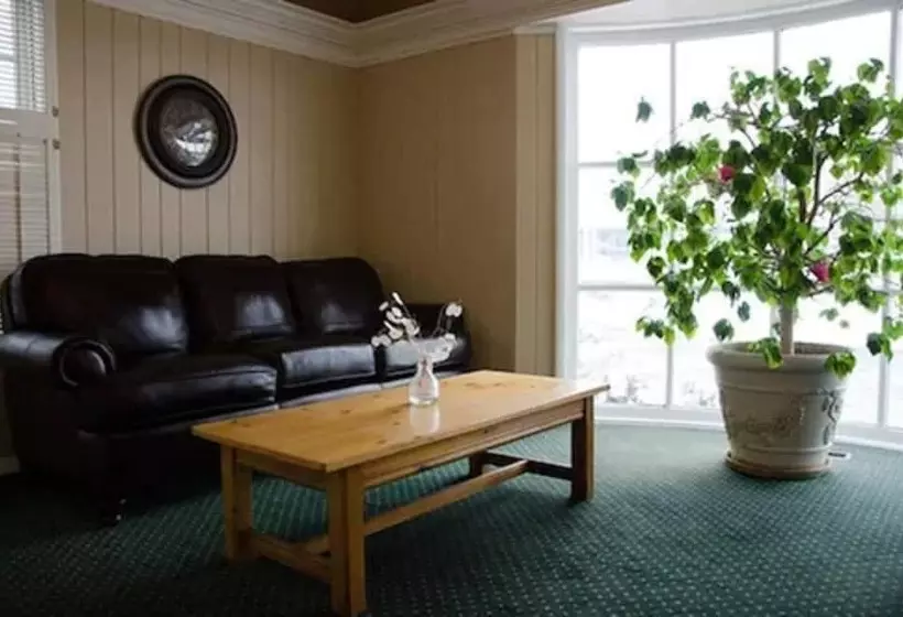 בית מלון כפרי Alpine Inn & Suites Rockford