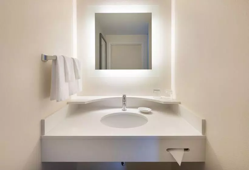 Отель Springhill Suites By Marriott Newark International Airport